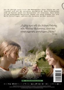 „Die 16-jährige Lucia tritt dem Mädchenchor ihrer Schule bei...“ Zwei junge Frauen schauen sich durch Blätter an.