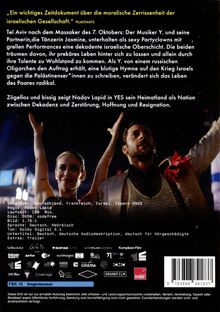 Texte: „Ein wichtiges Zeitdokument über die moralische Zerrissenheit der israelischen Gesellschaft.“ - FILMSTARTS. 

Szene: Ein Mann und eine Frau, beide elegant gekleidet, heben glücklich die Arme in die Luft.