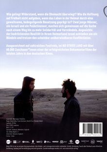 Zwei Männer stehen in einer kargen Landschaft, ein Dialog über Widerstand und Hoffnung auf Freiheit aus einem Dokumentarfilm.