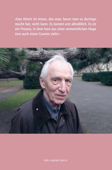 Text: "Das Altern ist etwas, das man, bevor man es durchgemacht hat, nicht kann..." Ein älterer Mann steht draußen, Bäume im Hintergrund.