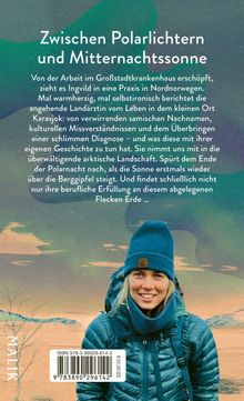 Zwischen Polarlichtern und Mitternachtssonne. Eine Frau in warmer Kleidung lächelt vor einem winterlichen Hintergrund.