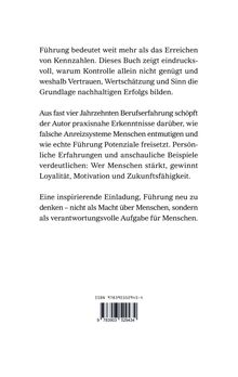 Text beschreibt Führung als mehr als Kennzahlen, mit Fokus auf Vertrauen, Wertschätzung und Sinn für nachhaltigen Erfolg. ISBN 9783903529434.