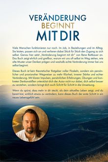 Text: "VERÄNDERUNG BEGINNT MIT DIR." Ein Mann mit langen Haaren vor einer Berglandschaft bei Sonnenuntergang.