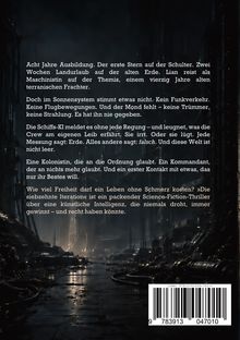 Ein mystischer Ort: Dunkle, futuristische Architektur mit Lichtern. Handlung: Sci-Fi über KI und Freiheit. ISBN am unteren Rand.