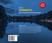 Das ist CHEMNITZ. Eine europäische Kulturhauptstadt. Chemnitz überrascht. Blauer See mit farbigem Schornstein im Hintergrund.