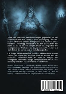"Torak sieht sich neuen Herausforderungen gegenüber..." 

Düstere Illustration mit skelettartiger Figur mit Krone und Stab, umgeben von Nebel.