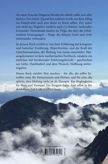 Text über eine persönliche Erfahrung mit Brustkrebs, ketogener Ernährung und Heilung. Berglandschaft mit Wolken.