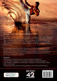 Ein Mann führt einen hohen Tritt aus, das Wasser spritzt in einer dramatischen Pose. Texte sind Beschreibungen von Jean-Claude Van Dammes Karriere und Filmen. Logos von "Colla & Gen Verlag" und "Scene 42".