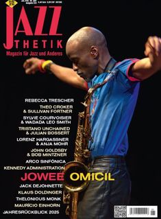 "JAZZTHETIK Magazin für Jazz und Anderes". Musiker mit Saxophon, blaue Kleidung, hebt die Arme. Namen sind aufgelistet.