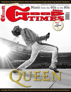 Logo "Good Times", Schriftzug "QUEEN", schwarze-weiße Bühne, Sänger singt ins Mikrofon.