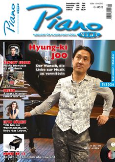 "Hyung-ki Joo - Der Wunsch, die Liebe zur Musik zu vermitteln." Mann in eleganter Weste lehnt an einem Flügel.
