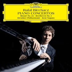 "Rafał Blechacz PIANO CONCERTOS, Mozart No. 24, Beethoven No. 3, Dresdner Philharmonie, Kent Nagano". Pianist an einem Flügel.