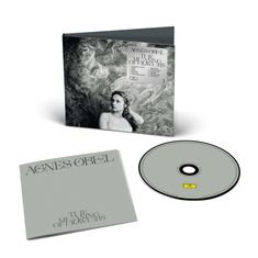 „AGNES OBEL: THE MEANING OF FLOWERS“ steht auf einem Albumcover mit einem Porträt einer Frau vor plastischer Kulisse.