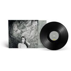 Text: "Agnes Obel, Myopia, The Curse of Love." Eine Schallplatte mit einem Schwarz-Weiß-Foto einer nachdenklichen Frau.