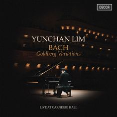 "Yunchan Lim, Bach: Goldberg Variations, Live at Carnegie Hall." Ein Pianist spielt auf einer Bühne, umgeben von Lichtern.