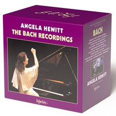 "ANGELA HEWITT THE BACH RECORDINGS." Eine Frau spielt Klavier auf einer violetten Box.