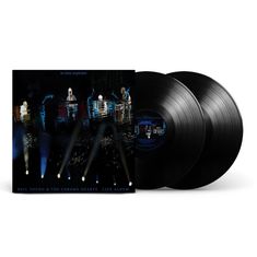 „as time explodes“, „Neil Young & The Chrome Hearts - Live Album“. Zwei Vinyl-Schallplatten, Bühnenbeleuchtung.