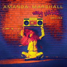 "Amanda Marshall", "Heavy Lifting", "Deluxe". Eine farbenfrohe Illustration: Person hält einen Ghettoblaster vor einer Backsteinwand.