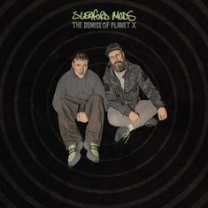 "Sleaford Mods" und "The Demise of Planet X" stehen über zwei sitzenden Personen auf schwarzem Hintergrund.