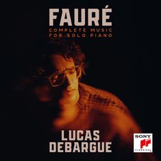 Text: "FAURÉ COMPLETE MUSIC FOR SOLO PIANO LUCAS DEBARGUE." Ein Mann mit Brille in warmem Licht, Sony-Logo unten.