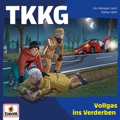 "TKKG", "Vollgas ins Verderben". Zwei Jugendliche helfen am Straßenrand einer gestürzten älteren Frau, ein Auto steht offen.