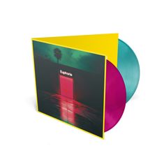 Der Text "Euphoria" steht über einer Tür in leuchtendem Rot. Zwei bunte Schallplatten, eine pink, eine türkis, ragen hervor.