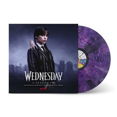 „WEDNESDAY SEASON 2“, Soundtrack der Netflix-Serie. Mädchen mit Zöpfen in dunkler Kleidung, lilafarbene Schallplatte.