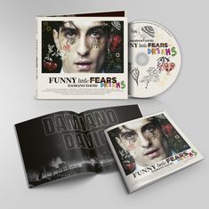 "FUNNY little FEARS, DREAMS, Damiano David" Text auf CD-Cover, zeigt Gesicht mit bunten Kritzeleien und schwarzem Booklet.