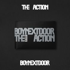 "The Action" und "Boynextdoor" in weißer Schrift auf schwarzem Hintergrund. Büchercover im Zentrum mit Barcode.