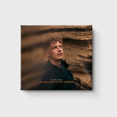 Text: "Tim Bendzko - ALLES, NUR NICHT ZURÜCK". Ein Mann mit lockigem Haar blickt nachdenklich in die Ferne, vor Felsen.