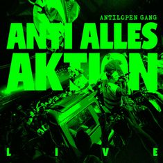 "ANTI ALLES AKTION LIVE" ist in großen, grünen Buchstaben geschrieben. Darunter sind Menschen auf einem Konzert zu sehen.