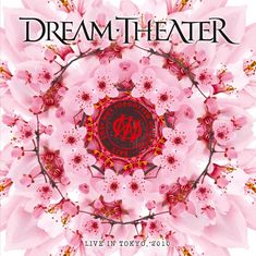 "DREAM THEATER", rotes Emblem und "LIVE IN TOKYO, 2010". Rosa Kirschblüten in symmetrischem Muster.