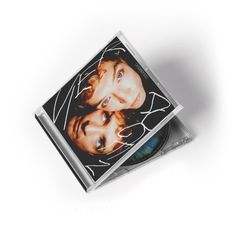 CD-Hülle mit zwei Porträts und weißem, handschriftlichem Text darauf.