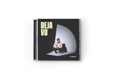 Text: "DEJA VU", "CLUESO". Eine Person sitzt in einem Lichtkreis und schaut zur Seite. CD-Cover.