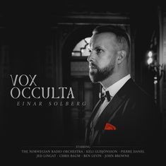 „VOX OCCULTA EINAR SOLBERG“; ein Mann im Profil in festlicher Kleidung mit rotem Einstecktuch, edle Umgebung.