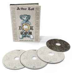 „Jethro Tull“, „J-tull Dot Com“, „Another Cast Of The Net“. Vier CDs und ein Cover mit einer blauen Figur.