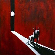 Eine Person sitzt auf einem Stuhl in einem dunklen Raum. Rotes Licht und ein enger Lichtstrahl lenken den Blick auf die Szene.