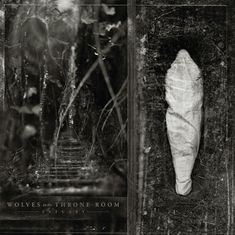"WOLVES in the THRONE ROOM" und "ESTUARY" in einer mystischen Szenerie: links ein Waldweg, rechts ein verhüllter Körper.