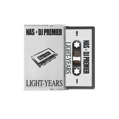 Auf einem Kassetten-Cover steht "NAS + DJ PREMIER, LIGHT-YEARS". Daneben liegt die Kassette mit denselben Texten.