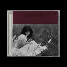 Text: "Violet Grohl - Be Sweet To Me". 
Schwarz-weiß Foto einer Frau in einem langen Kleid auf einem Feld sitzend.