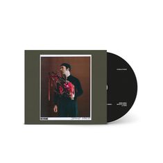 Cover eines Albums mit Titel "Stabile Pose". Ein Mann in dunkler Kleidung hält einen bunten Blumenstrauß.