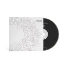 "NINE INCH NAILS TRON: ARES: DIVERGENCE." Ein CD-Cover mit geometrischem Muster und einer teilweise sichtbaren CD.