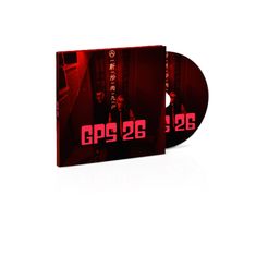 „GPS 26“ in großen roten Buchstaben. CD-Hülle in rotem Licht, zwei Personen mit Sonnenbrillen.