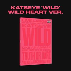"KATSEYE 'WILD' (Wild heart ver.)" oben. Unten: Liste mit Artikeln wie Fotobuch, CD-R und Photocard. Schwarzes Buch mittig.