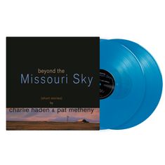 Text: "beyond the Missouri Sky (short stories) by charlie haden & pat metheny." Schwarzes Albumcover und zwei blaue Vinylplatten.