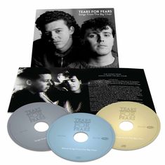 "Tears For Fears: Songs From The Big Chair" mit Bild zweier Männer. Drei CDs mit ähnlichem Titel in verschiedenen Farben.