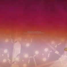 Text: "HANIA RANI - NON FICTION PIANO CONCERTO IN FOUR MOVEMENTS." Hintergrund in Rot-Orange-Tönen mit Lichtern.