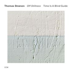 "Thomas Strønen Off Stillness Time Is A Blind Guide" darüber eine abstrakte, beige-grüne Textur.