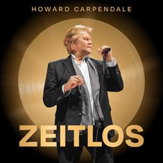 „Howard Carpendale: Zeitlos“. Ein Mann in Anzug singt vor einem goldenen Hintergrund.