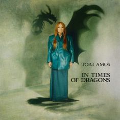 CD-Hülle mit "Tori Amos: In Times of Dragons". Illustration einer Frau im blauen Kleid mit Drachen-Schatten.